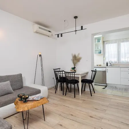 App - Private Parking & Terrace Apartman *