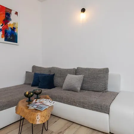 App - Private Parking & Terrace Apartman