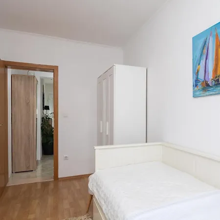 App - Private Parking & Terrace Apartman *