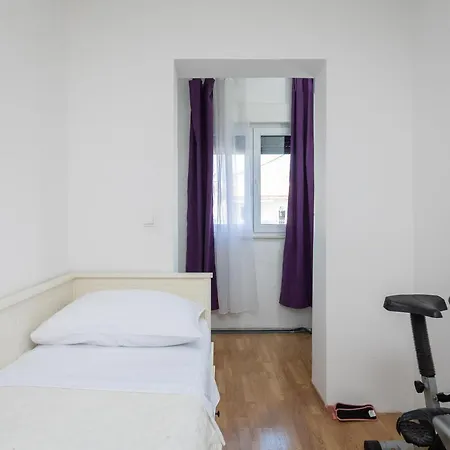 App - Private Parking & Terrace Apartman *